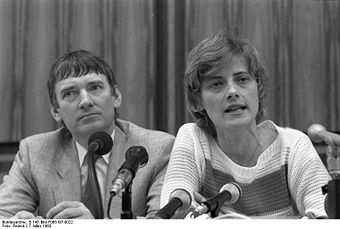 Petra Kelly mit Otto Schily auf einer Pressekonferenz nach der Bundestagswahl 1983