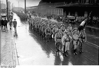Französische Truppen beim Verlassen von Dortmund