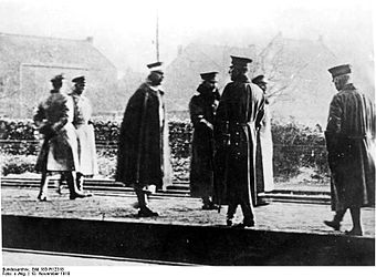 Wilhelm II. verabschiedet sich am belgisch-niederländischen Grenzübergang Eysden von seinem Gefolge.