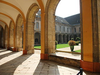 Kreuzgang im Kloster Cluny
