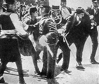 Das Attentat von Sarajevo auf Erzherzog Franz Ferdinand und seine Gemahlin Sophie löst die Julikrise aus. Der Erste Weltkrieg beginnt