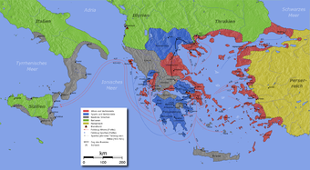 Schlachten und Feldzüge des Peloponnesischen Krieges, die Farbgebung entspricht der Lage bei Ausbruch des Krieges 431 v. Chr., mit Ausnahme Makedoniens, das zunächst neutral ist
