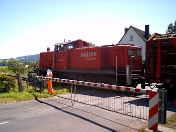 Güterzug auf dem manuellen Bahnübergang in Niederaula