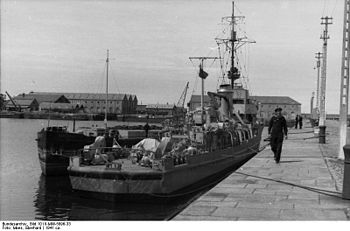 Bundesarchiv Bild 101II-MW-5896-33, Frankreich, Minensuchboot.jpg
