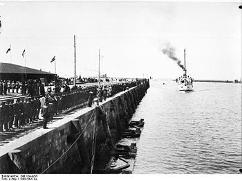 Bundesarchiv Bild 134-A295, Tsingtau, Einweihung des Hafens mit Kanonenboot "Iltis".jpg
