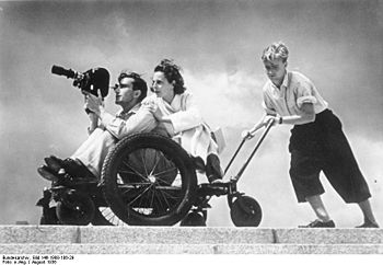 Bundesarchiv Bild 146-1988-106-29, Leni Riefenstahl bei Dreharbeiten.jpg