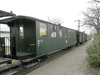 Wagen der Spreewaldbahn am Spreewaldbahnhof Burg