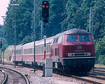 Baureihe 218 mit TEE 66 in Geltendorf (laut Bildbeschreibung).