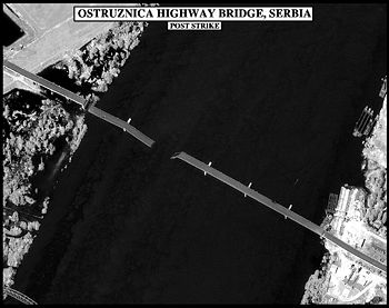 Autobahnbrücke von Ostruznica nach einem alliierten Luftangriff