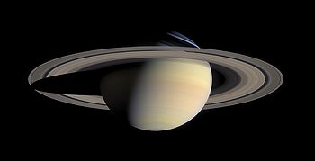 Saturn in natürlichen Farben, fotografiert von der Raumsonde Cassini aus einer Entfernung von 6,3 Millionen km.