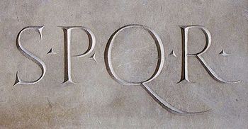 S.P.Q.R.: Senatus Populusque Romanus („Senat und Volk von Rom“), das Hoheitszeichen der Römischen Republik
