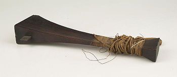 Tropenmuseum Royal Tropical Institute Objectnumber H-2894 Platte houten knots met ijzeren slagvla.jpg