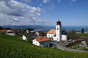 Blick über die Pfarrkirche St.Bernhard auf den Bodensee