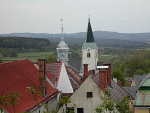 Blick auf Rathausturm und Kirche