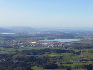 Wetzikon vom Bachtel aus gesehen. In der Bildmitte rechts der Pfäffikersee, ganz links der Greifensee.