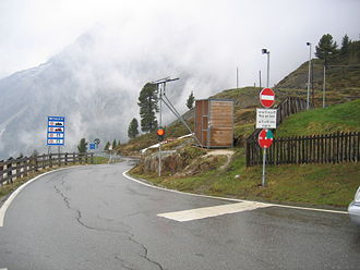 Ampelregelung am Grenzübergang auf dem Staller Sattel, Blick nach Süden ins Antholzertal (Italien)