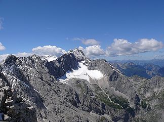 Blick von der Alpspitze auf den Zugspitzgipfel, den Höllentalferner und das obere Höllental im Sommer 2007. Links im Vordergrund der Jubiläumsgrat