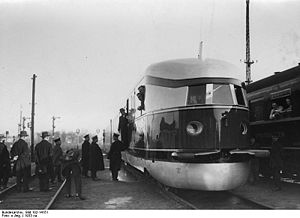 Der Schnell-Triebwagen vor seiner ersten Probefahrt nach Hamburg auf dem Lehrter Bahnhof in Berlin.