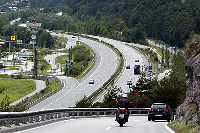 Blick von der B171 auf die A12 mit Raststätte Trofana Tyrol in Mils bei Imst