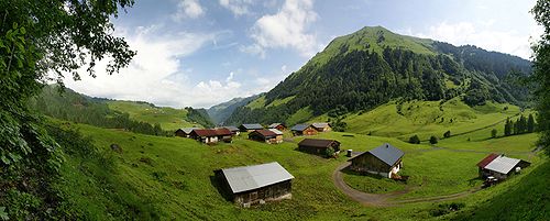 Almdorf: Vorsäße Vorderhopfreben und Schalzbach, gegenüber (Üntschenspitze 2.135 m) oberhalb der Baumgrenze die Hochalp –Schoppernau, Vorarlberg