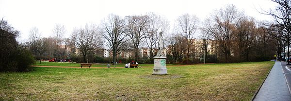 Blick von der Oranienstraße auf den Park mit Denkmal