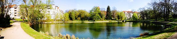 Panoramablick über den Klarensee mit Blick auf die Dorfkirche