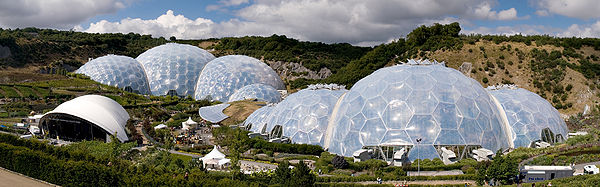 Panoramaansicht der geodätischen Kuppeln des Eden Projects in Cornwall