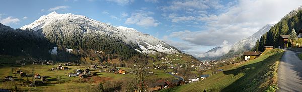 180° Panoramablick vom Ortsteil Rifa auf Gaschurn. Links Gundalatscherberg , darüber erstreckt sich das Skigebiet Silvretta Montafon. Weiter links im Schnee Valisera und Versettla. Rechts in Nebelschwaden gehüllt das Skigebiet Hochjoch Schruns
