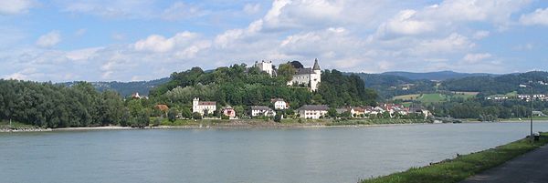 Das Schloss vom gegenüberliegenden Donauufer gesehen