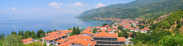 Blick auf das am Ohridsee gelegene Fischerdorf Peštani im Sommer 2010