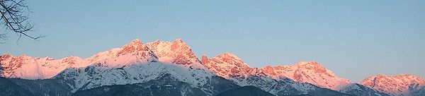 Schönfeldspitze (2. Gipfel von rechts) im Südkamm des Steinernen Meers im Alpenglühen