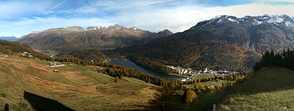 Panoramabild über St. Moritz Bad und den St. Moritzersee, von der Corviglia aus gesehen