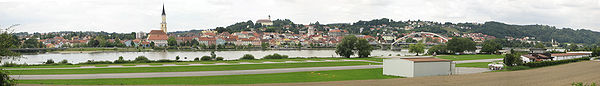 Der Verkehrslandeplatz mit der Donau und der Stadt Vilshofen im Hintergrund
