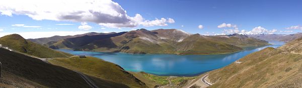 Der Yamzhog Yumco, aufgenommen von der Freundschaftsstraße zwischen Lhasa und Gyangzê