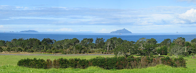 Panorama der Bream Bay mit Hen (rechts) and Chicken (links) Islands