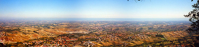 Weitwinkelblick von San Marino zur Adria