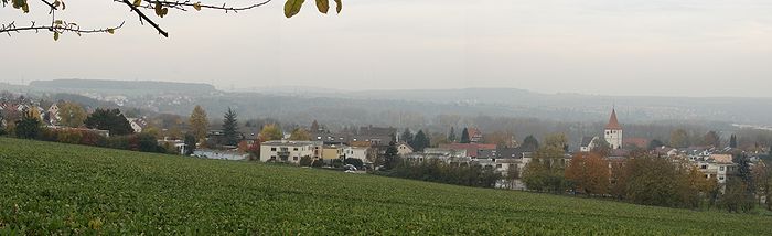 Panorama aus östlicher Richtung. Im Vordergrund Beihingen mit der Amanduskirche. Links im Hintergrund Geisingen.