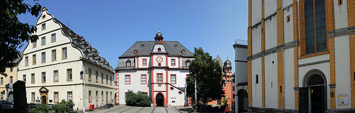 Der Florinsmarkt mit dem Bürresheimer Hof, dem Alten Kaufhaus, dem Schöffenhaus und der Florinskirche (v.l.n.r.)