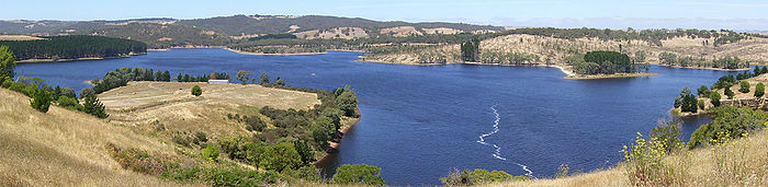 Myponga Reservoir, von der Reservoirstraße aus betrachtet.