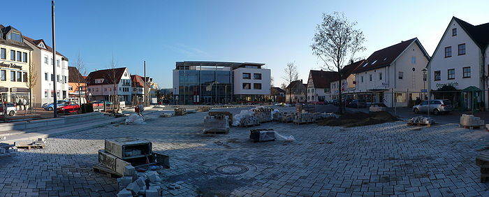 Panoramaaufnahme des Illertisser Marktplatzes kurz vor Abschluss der Sanierung (November 2008)