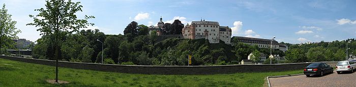 Gesamtansicht des Schlosses Weilburg von der Westerwaldseite aus. Von links nach rechts: Schlossgarten, Schlosskirche, Hochschloss (Ostflügel und Küchenstubenbau), Langer Bau, Marstall und Heuscheune