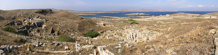 Panoramaansicht der Ruinen der antiken Stadt Delos sowie der dahinterliegenden Insel Rinia.