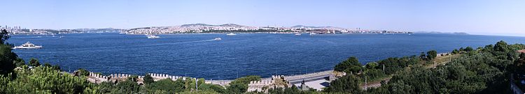 Panoramablick auf den Bosporus vom Topkapı-Palast