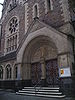 Christuskirche Neuss Portal mit Mauer.JPG