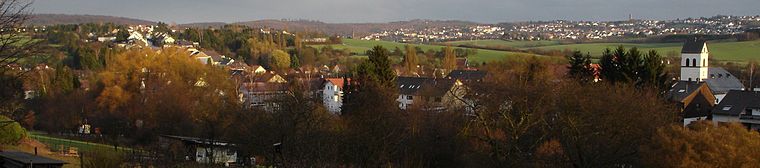 Walpershofen - Blick vom Lohberg über die Dorfmitte nach Südosten. Links oben: die Kurzenbergstraße, am rechten Bildrand: die ev. Kirche in der Herchenbacher Straße. Im Hintergrund rechts oben: Riegelsberg