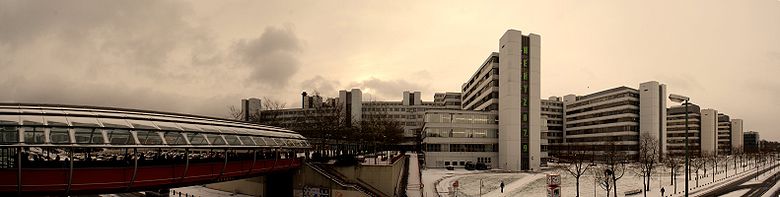Panorama der Nordseite der Universität Bielefeld mit Übergangsbrücke zur Stadtbahn