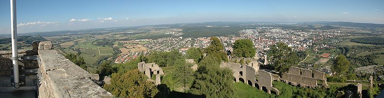 Panorama-Blick auf die Festung und hinunter nach Singen