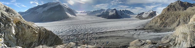 Blick von der Konkordiahüte über den Aletschgletscher. Im Vordergrund die Zustiegstreppen