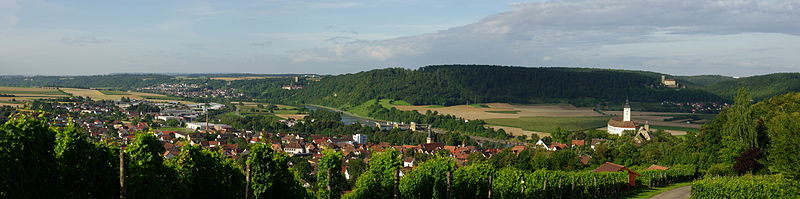 Neckartal bei Gundelsheim. Im Bildmittelgrund Schloss Horneck in Gundelsheim, rechts im Hintergrund Burg Guttenberg in Haßmersheim, links im Hintergrund Burg Ehrenberg in Bad Rappenau