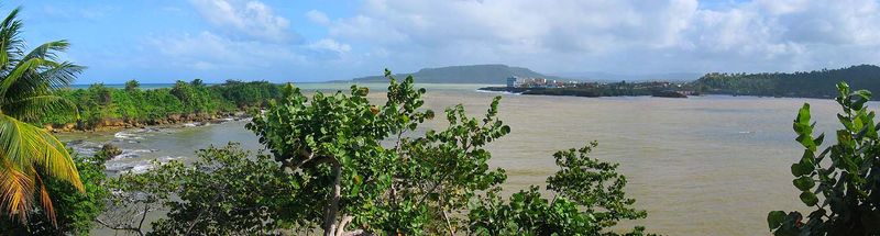 Panorama über die „Bahía de Miel“